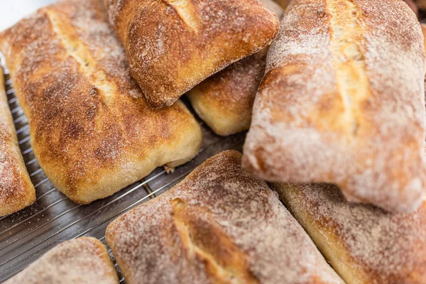 İnsanlar için taze kokulu köy ekmeği.