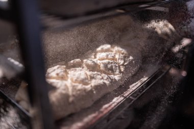 Taze hamura serpiştirilmiş bir sürü un fırınlanmaya hazır.