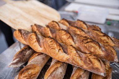 Taze pişmiş taze ekmek fırından çıkarılıyor.