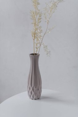 Dekoratif vazo beyaz bir masada.