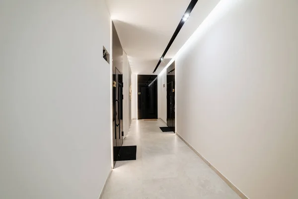 新しい家の空の廊下の明るいインテリア — ストック写真