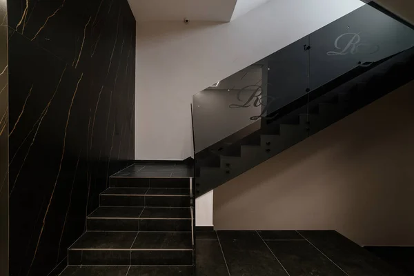 家の中に黒い階段がある新しいロフトスタイルのインテリア — ストック写真