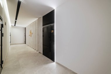 Evin içinde siyah ışıklı kapıları olan koridorun yeni parlak iç kısmı.
