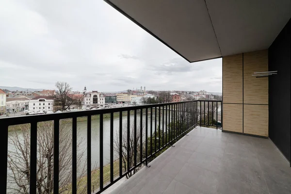 Балкон Металлическими Черными Перилами Вид Город — стоковое фото