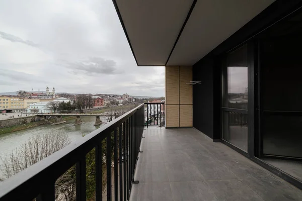 Вид Город Балкон Металлическими Черными Перилами — стоковое фото