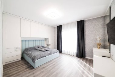 Işıklar açık, büyük bir uyku odası..