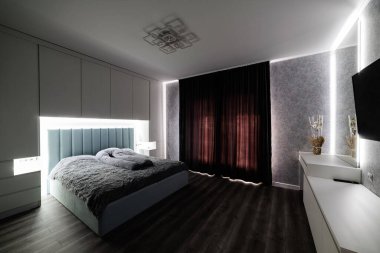 Arka lambalı ve büyük yataklı uyku odası.