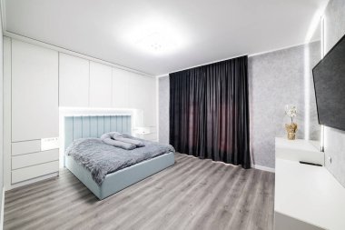 Koyu perdeli büyük bir salon.