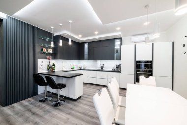 Siyah beyaz modern, şık bir mutfak.