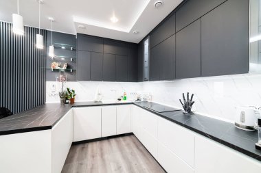 Siyah beyaz tasarımcı mutfağı