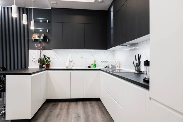 Elegante Cocina Esquina Con Una Mesa Blanco Negro —  Fotos de Stock