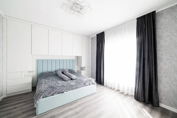 Elegante Moderno Dormitorio Con Gran Ventana Cortinas —  Fotos de Stock