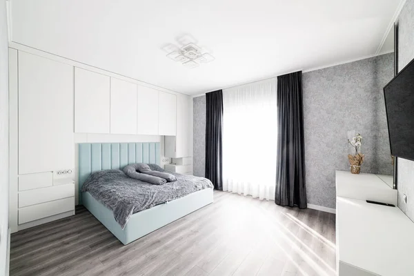 Neues Stilvolles Schlafzimmer Mit Weißem Kleiderschrank Und Blauem Bett — Stockfoto