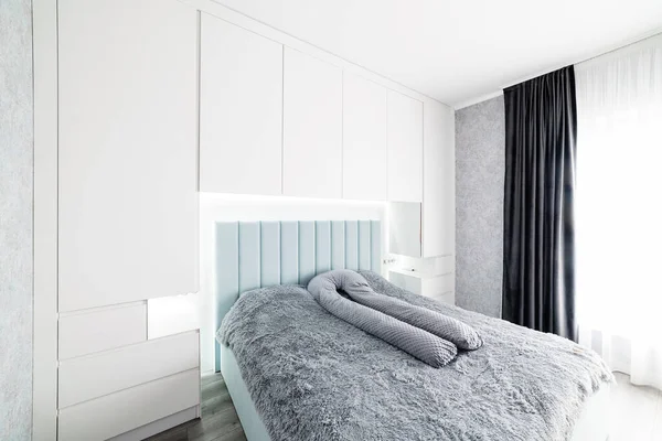 Arka Lambalı Gri Battaniyeli Bir Yatak Odadaki Beyaz Mobilyalar — Stok fotoğraf