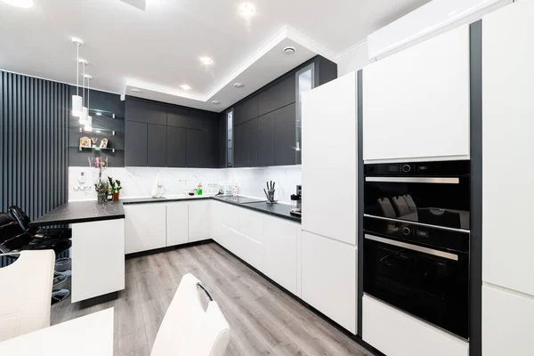 Cocina Funcional Blanco Negro Con Electrodomésticos Incorporados —  Fotos de Stock