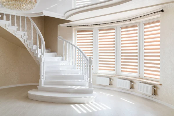 Belső Tér Egy Ház Fehér Fából Készült Lépcső Nagy Ablakok — Stock Fotó