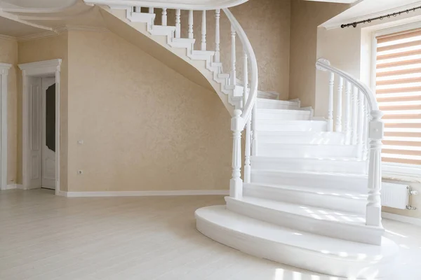 Szoba Fehér Fából Készült Lépcső Nagy Ablakkal Ajtóval — Stock Fotó