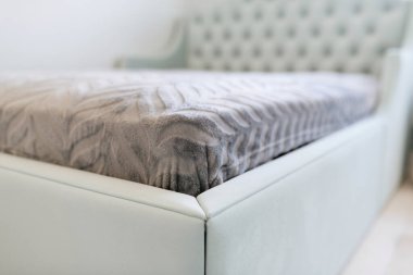 Odada uyumak ve dinlenmek için yeni yumuşak büyük bir yatak.