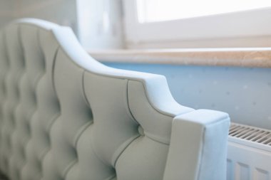 Odada yeni bir kumaş yatağın mavi arkası.