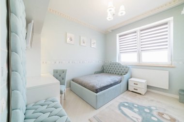 Geniş pencereli bir çocuk odası tasarımı.