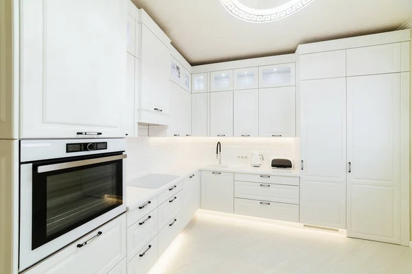 Grande Cucina Bianca Cucinare Con Elettrodomestici Illuminazione — Foto Stock