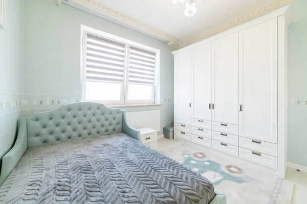 Beyaz Gardırobu Yatağı Olan Yeni Bir Çocuk Odası — Stok fotoğraf
