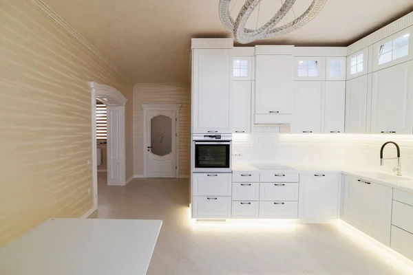 Cocina Blanca Con Iluminación Electrodomésticos Nueva Casa — Foto de Stock