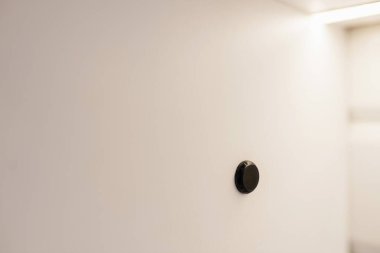 Evdeki yeni mutfağın sensör ışığına dokun.