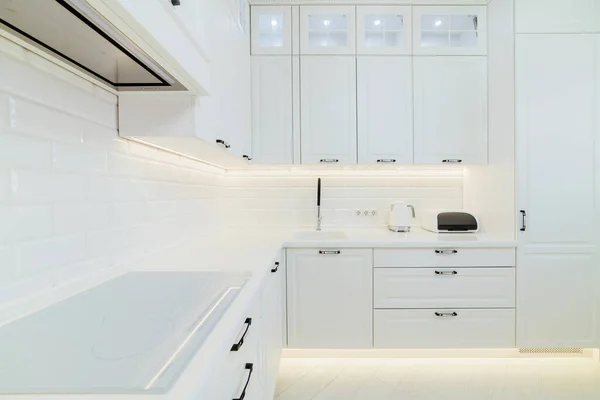 Dapur Putih Baru Yang Terbuat Dari Kayu Alami Dan Pencahayaan — Stok Foto