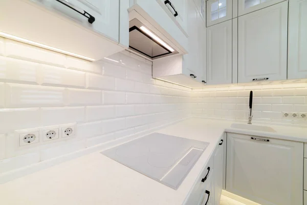 Cucina Bianca Con Piano Lavoro Bianco Elettrodomestici Nella Nuova Casa — Foto Stock