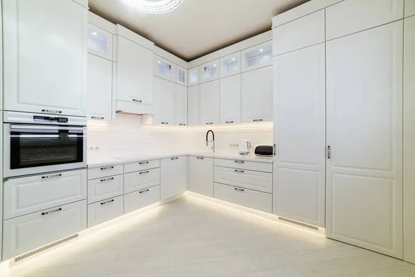 Cucina Bianca Moderna Elegante Con Illuminazione Una Nuova Casa — Foto Stock