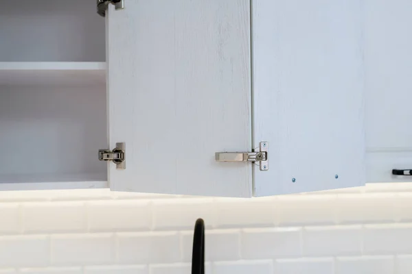 Membuka Pintu Putih Pada Dapur Baru Rumah — Stok Foto
