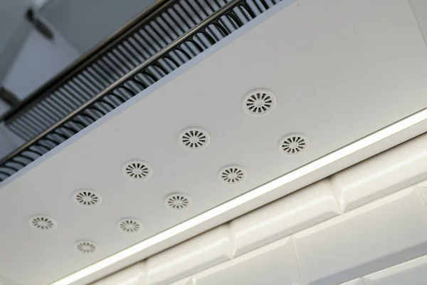 Ventilatiesysteem Van Witte Meubels Keuken — Stockfoto