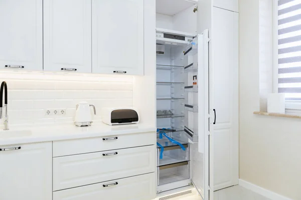 Nyitott Hűtőszekrény Fehér Konyhában Háttérvilágítással — Stock Fotó