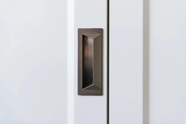 Metalowy Ciemny Uchwyt Białej Drewnianej Szafce Drzwi — Zdjęcie stockowe