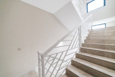 Beyaz metal parmaklıklar çatı katı tarzında. Evin merdivenlerinde.