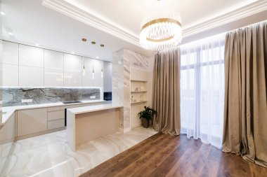 Geniş pencereli yeni temiz modern mutfak stüdyosu.