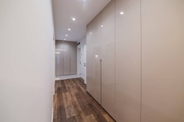 Beyaz kostümlü koridorun iç tasarımı.