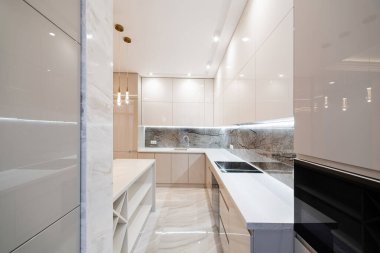 Mutfakta beyaz tezgah ve hafif mobilyalarla ideal çalışma alanı.