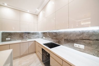 Aydınlatmalı yeni bir mutfağın modern iç tasarımı.