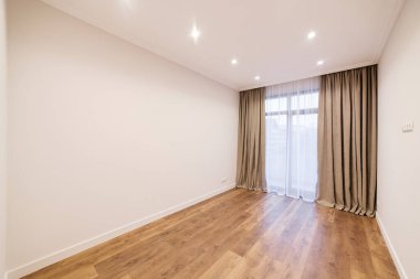 Pencereli ve Perdeli Yeni Boş Geniş Oda