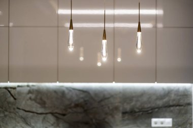 Moda ve modern tavan arası lambası mutfakta.