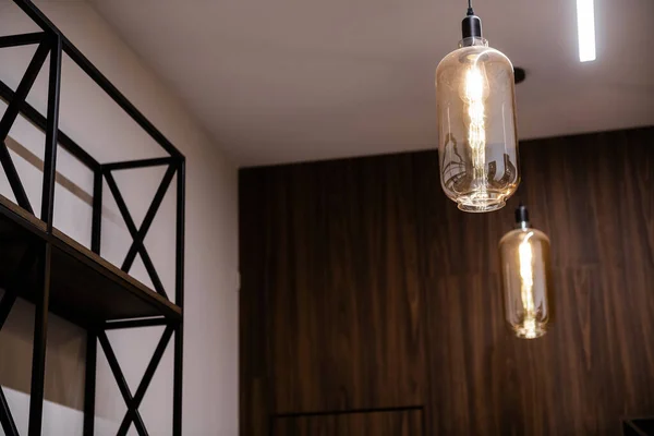 Elegante Design Degli Interni Stile Con Lampadari Vetro Ripiani Metallo — Foto Stock