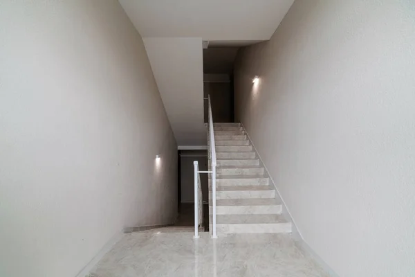 Nuevo Corredor Limpio Con Escaleras Una Gran Casa Barandillas Blancas — Foto de Stock