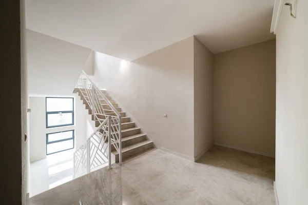 Espacioso Corredor Nuevo Limpio Casa Con Escaleras Barandillas Blancas — Foto de Stock