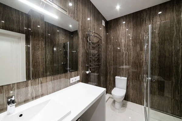 Badezimmer Mit Dusche Zur Aufrechterhaltung Der Menschlichen Hygiene — Stockfoto