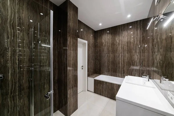 Koupelna Tmavou Mramorovou Sprchou — Stock fotografie
