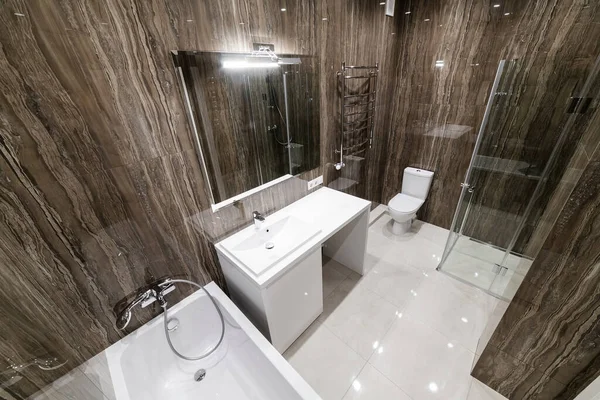 Novo Banho Limpo Com Telhas Espelho Mármore Escuro — Fotografia de Stock