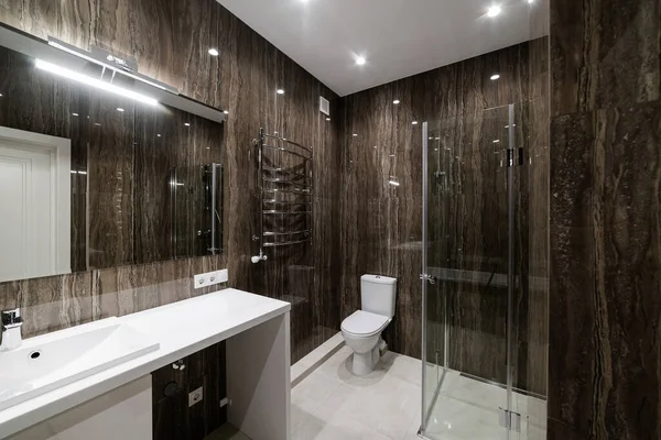 白家具 ガラスシャワー 大きなバックライト付きミラー付きのスタイリッシュでモダンなロフトスタイルのバスルーム — ストック写真