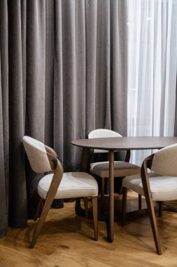 Evin içinde doğal ahşaptan yapılmış yeni sandalyeler ve masa.